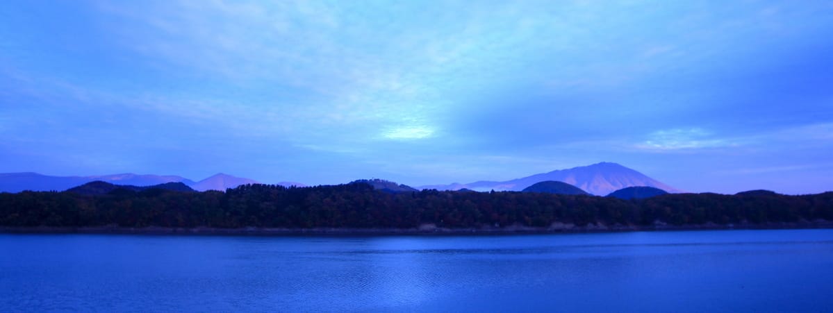 夜明けの岩手山と御所湖